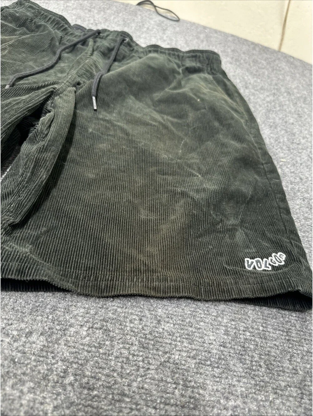 Men’s Volcom Drawstring Dark  Green Corduroy Shorts Size XL (38 x 5)